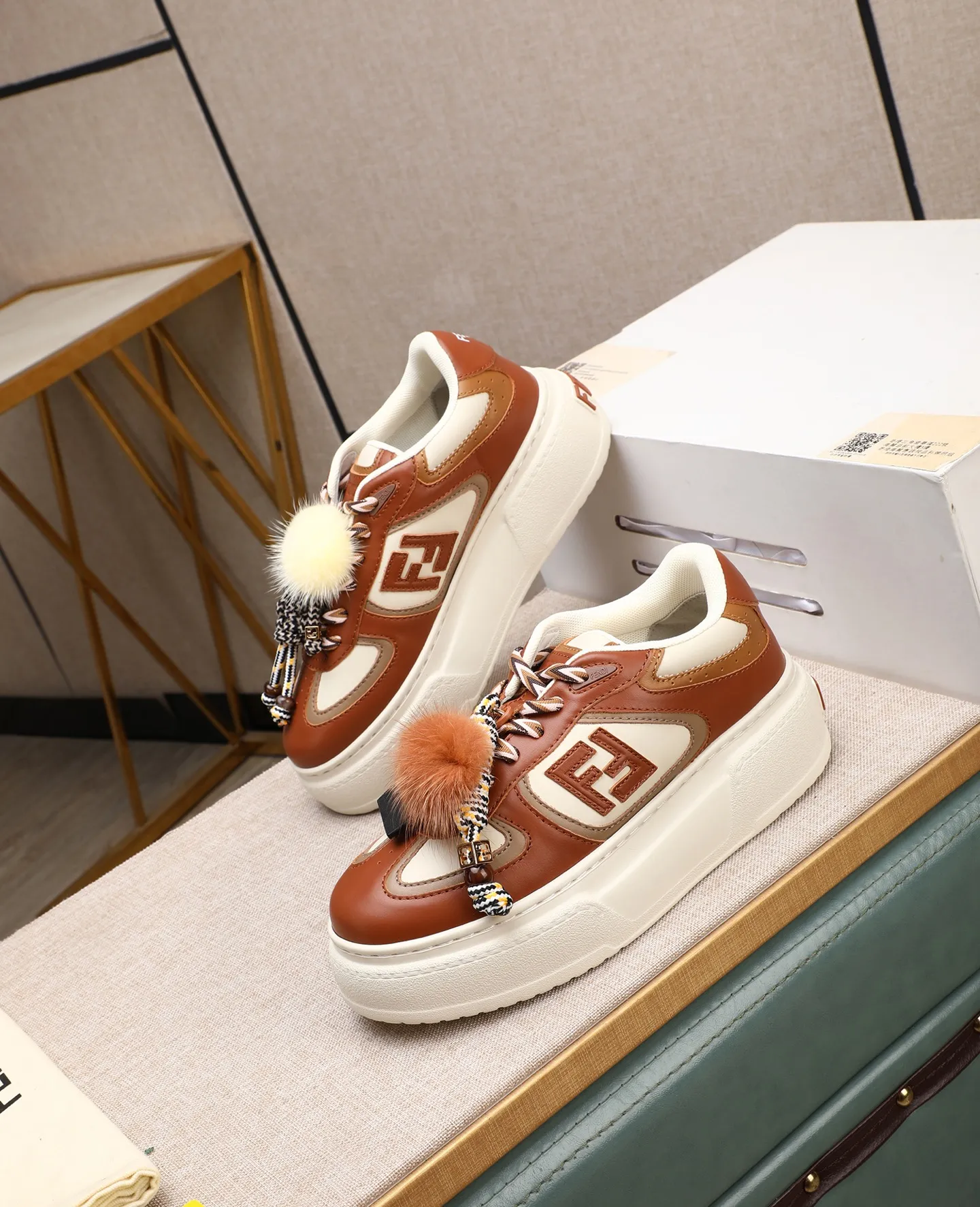 Men's shoes 💰740 Top quality Fendi Match series 25 latest colors Pendant thick sole lace casual FENDI Match lace. Made of light pink leather with white and ocher brown details. Contrast leather FF appliqué on the sides and hiking laces in white, pink and ocher brown. Thick rubber sole with oversized embossed FENDI lettering on the heel. Metal ring charm on the tongue: A small braided doll with contrasting mink fur details and gold metallic FF on the right shoe. The left shoe features a braided cord with contrasting mink double pom poms, metallic FF beads, and Pequin print pattern and logo. Upper: Original custom-made imported first-layer cowhide. Inner lining: Imported custom-made breathable mesh lining. Sole: Original open-molded ultra-light foam material. Bottom thickness: 5CM. Number of yards: women's 35-40 (custom-made 40 non-refundable).